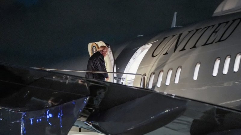 USA:s president Donald Trump går ombord på Air Force One under söndagskvällen, lokal tid. Foto: Julia Demaree Nikhinson/AP/TT